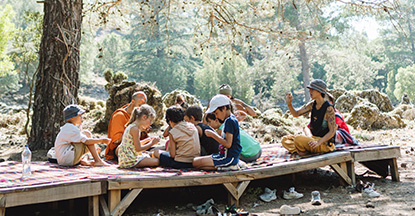 Kindergruppe bei einer Freizeit in der Natur